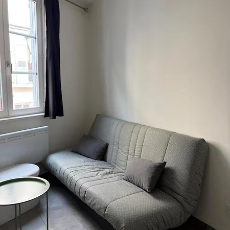 The College Stop דירה